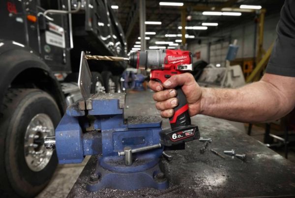 Дриль-шурупокрут акумуляторний безщітковий MILWAUKEE, M12 FDD2-602X (зарядний пристрій С12 С, 2 акумулятори М12 В6 6Аг, кліпса д