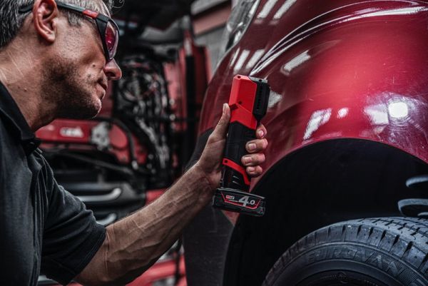 Акумуляторний ліхтар для підбору кольору MILWAUKEE M12 CML-401