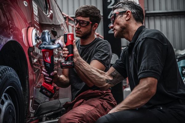 Акумуляторний ліхтар для підбору кольору MILWAUKEE M12 CML-401