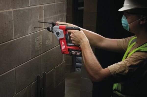 Компактный аккумуляторный перфоратор MILWAUKEE SDS-Plus M18 BH-402C 4933443330