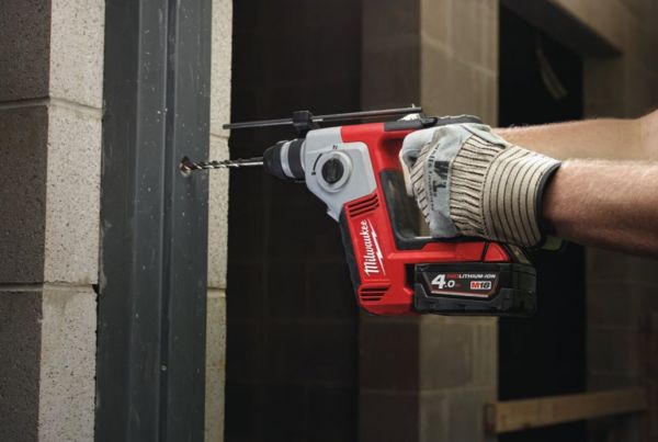 Компактный аккумуляторный перфоратор MILWAUKEE SDS-Plus M18 BH-402C 4933443330