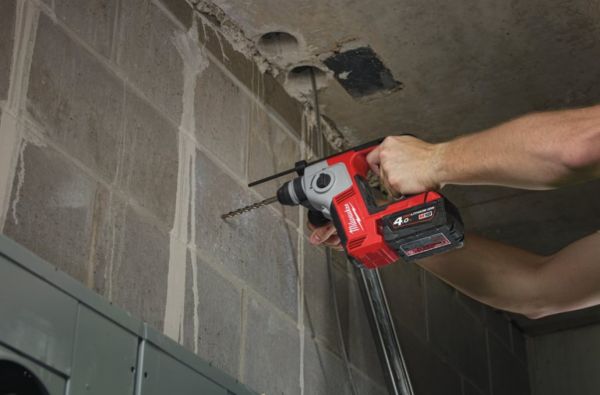 Компактный аккумуляторный перфоратор MILWAUKEE SDS-Plus M18 BH-402C 4933443330