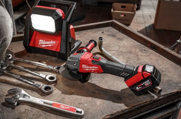 Шліфмашина кутова акумуляторна MILWAUKEE M18 FSAG125XB-0X діаметр 125 мм (HD кейс)