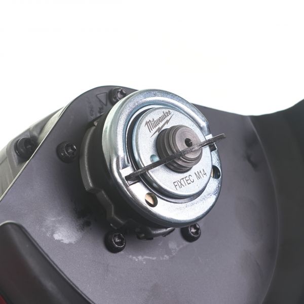 Кутошліфувальна машина AGV 13-125 XSPDEB с AVS, тормозом и лопаточным выключателем MILWAUKEE