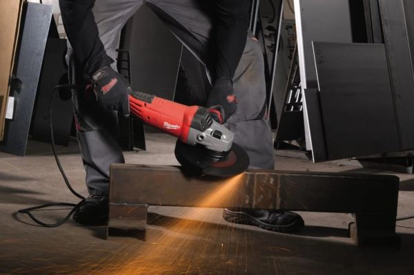 Кутова шліфувальна машина MILWAUKEE 180 мм AGV 22-180 E 4933431820 (+ захисний кожух, гайка фланцева, бічна рукоятка, кабель 4 м