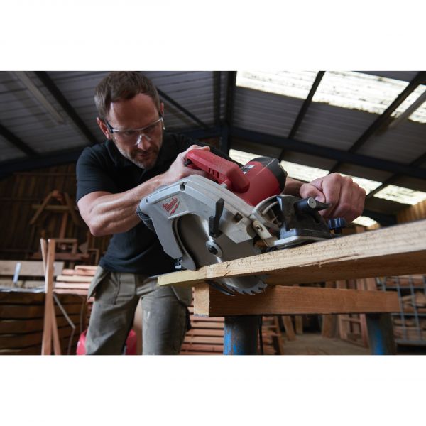 Пила ручна дискова MILWAUKEE, CS 85 CBE, 2200Вт, O235мм (+ пиляльний диск, паралельний упор, адаптер для пилососу, ключ для диск