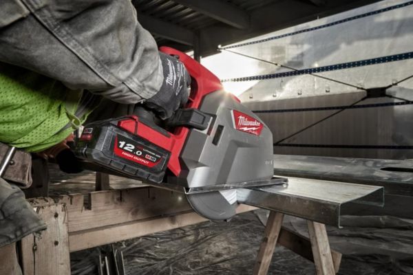 Пила дискова ручна акумуляторна по металу MILWAUKEE, M18 FMCS66-0C, діаметр 203мм (каркас, аксесуари, кейс)