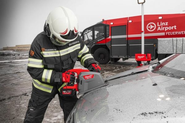 Пила дискова ручна акумуляторна по металу MILWAUKEE, M18 FMCS66-0C, діаметр 203мм (каркас, аксесуари, кейс)