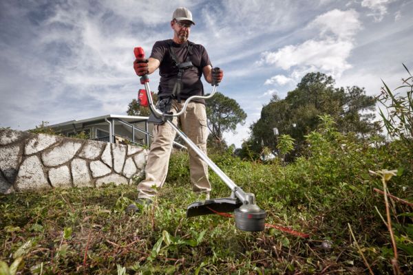 Коса акумуляторна безщіткова Milwaukee M18 FBCU-0 FUEL (+ ніж з 4 лезами, ключ T30, ранцева підвіска)