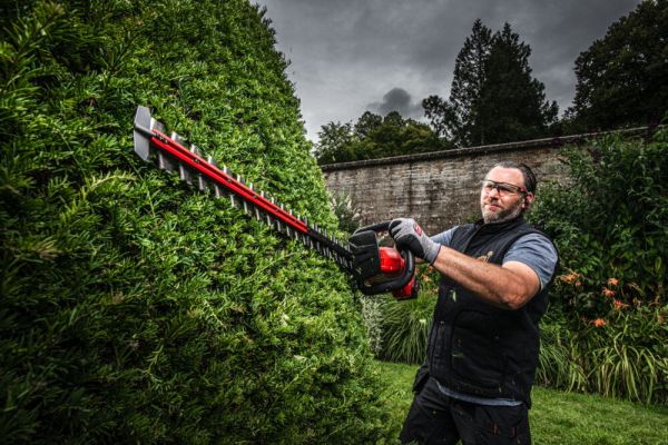 Аккумуляторный кущоріз шина 60 см Milwaukee M18 M18 FHET60G2-802 FORGE (2 x акум 8,0 Ач M18 FB8 Forge, зар.пристр для M18 и M12)