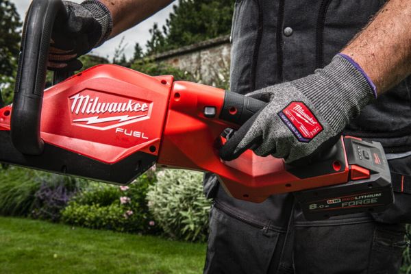 Аккумуляторный кущоріз шина 60 см Milwaukee M18 M18 FHET60G2-802 FORGE (2 x акум 8,0 Ач M18 FB8 Forge, зар.пристр для M18 и M12)