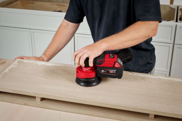 Шліфмашина ексцентрикова акумуляторна безщіткова MILWAUKEE M18 FROS125-0B O125мм (в сумці для інструментів)