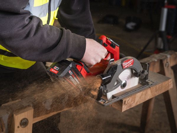 Пила дискова ручна акумуляторна MILWAUKEE M18 FCS66GR3-0 (каркас)