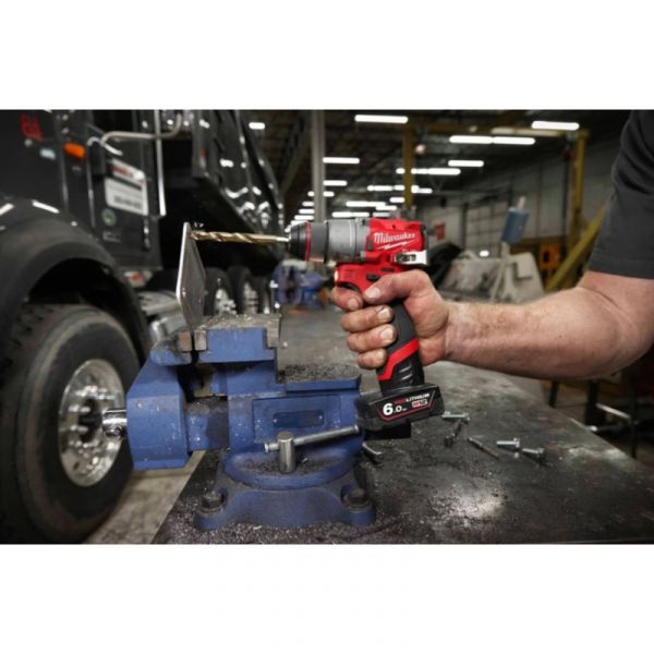 Аккумуляторная дрель-шуруповерт Milwaukee M12 FDD2-202X