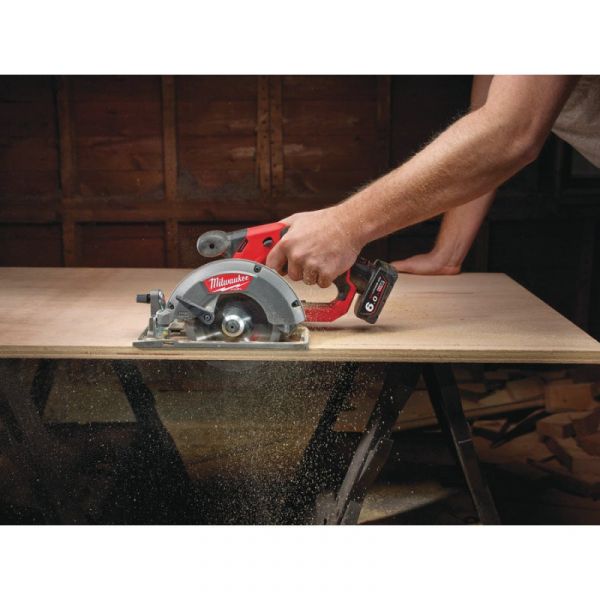 Аккумуляторная циркулярная пилка MILWAUKEE M12 CCS44-402C FUEL 4933448235