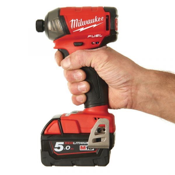 Винтокрут аккумуляторный 1/4" HEX MILWAUKEE, M18 FQID-502X, 50Нм (+ заряд.устройство, 2 акум.Х 5Ач, ке