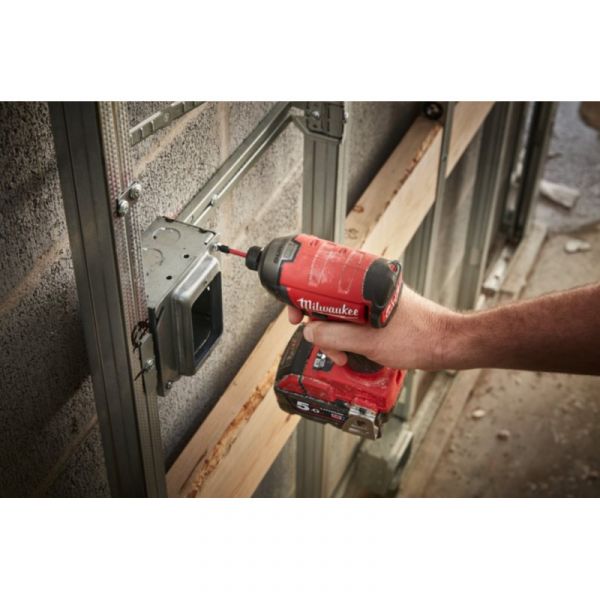 Винтокрут аккумуляторный 1/4" HEX MILWAUKEE, M18 FQID-502X, 50Нм (+ заряд.устройство, 2 акум.Х 5Ач, ке