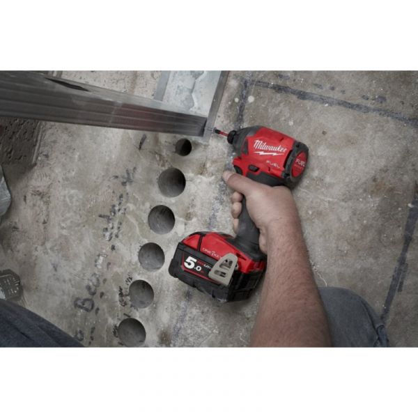 Винтокрут аккумуляторный 1/4" HEX MILWAUKEE, M18 ONEID2-502X, 226Нм (+ заряд.пр.,2 акум.Х5Ач,HDкейс)