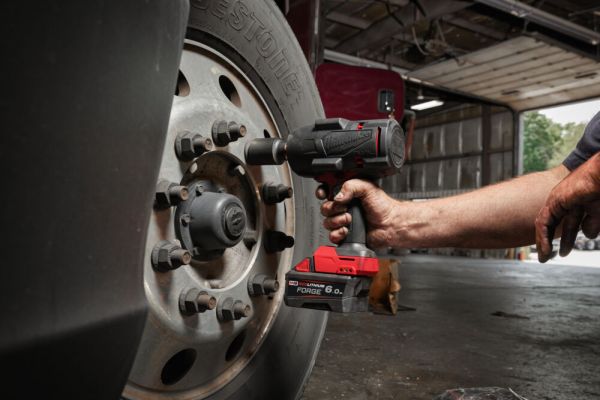 Гайковерт акумуляторний безщітковий MILWAUKEE 1/2" (2034 Нм) M18 FHIWF2F12MC-502X жилет + ліхтар
