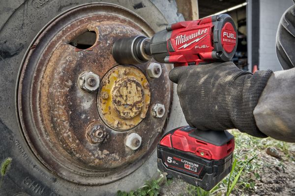 Гайковерт акумуляторний безщітковий MILWAUKEE 1/2" (881 Нм) M18 FMTIW2F12-0, з кільцем (каркас) + M18 B5 подарунок
