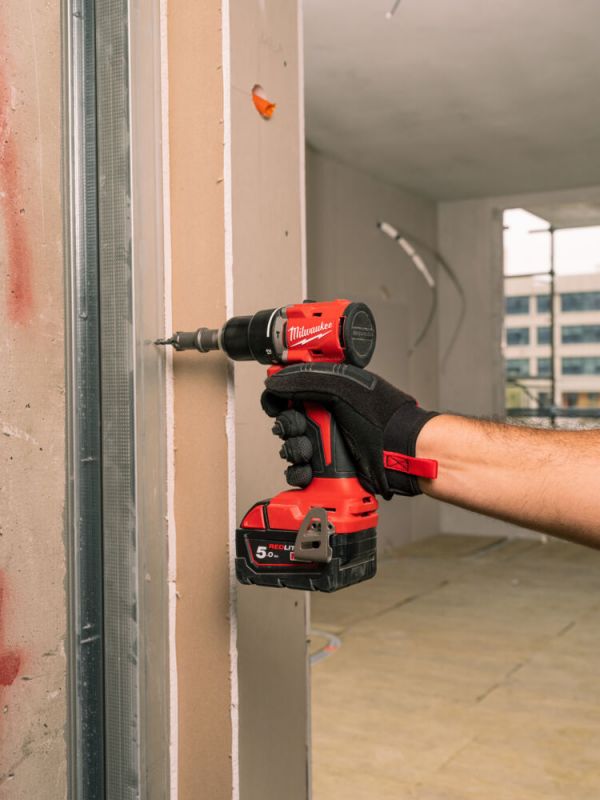 Дриль-шуруповерт акумуляторна безщіткова ударна MILWAUKEE M18 BLPDRC-0 (60Нм) (каркас) + M18 B2 подарунок