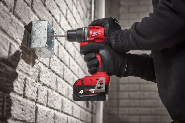 Дриль-шуруповерт акумуляторна безщіткова ударна MILWAUKEE M18 BLPDRC-0 (60Нм) (каркас) + M18 B2 подарунок
