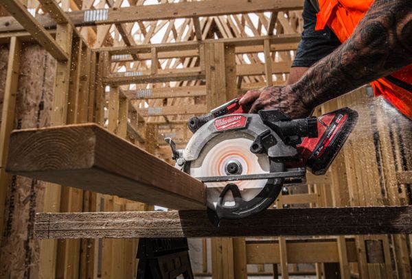 Пила дискова аккумуляторна безщіткова MILWAUKEE M18 FCS552-0, Ø165мм (каркас) + M18 B5 подарунок